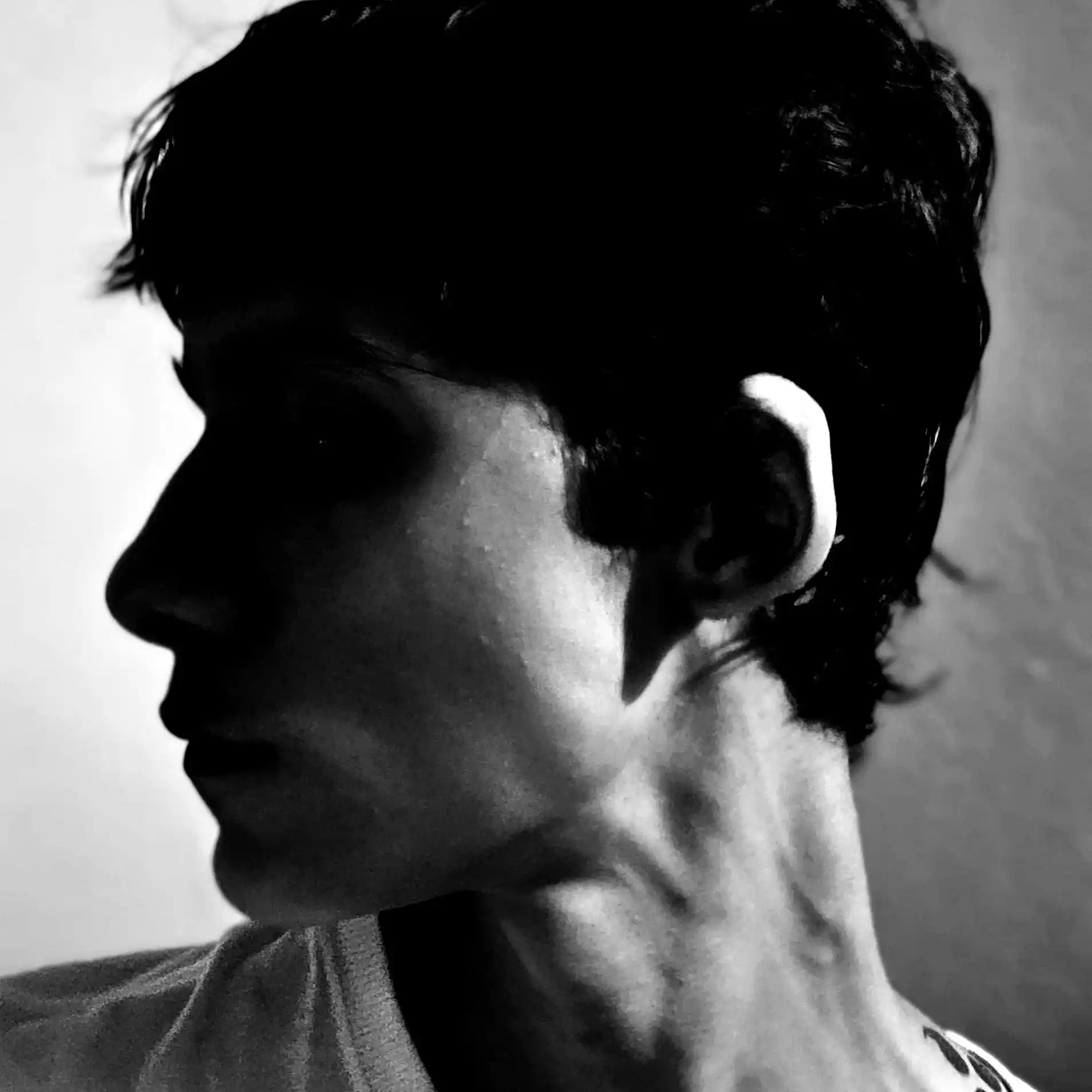 Foto em perfil de João Lucas Hoffman com contraste de sombras em seu rosto.